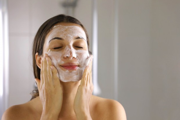 Saat membersihkan wajah lebih baik cuci dengan benar, karena ada lapisan kotoran dan sebum yang dapat menghentikan produk skincare masuk ke dalam pori-pori.