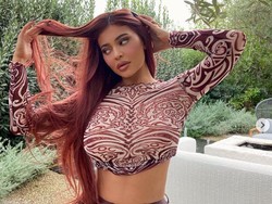 Promosi Makeup Terbaru, Kylie Jenner Pose Nyaris Tanpa Busana