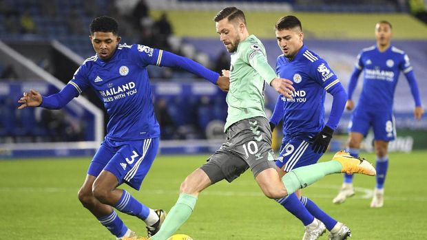 Leicester's Wesley Fofana, left, duels for the ball with Everton's Gylfi Sigurdsson during the English Premier League soccer match between Leicester City and Everton at the King Power Stadium in Leicester, England, Wednesday, Dec. 16, 2020. (Michael Regan/Pool via AP)