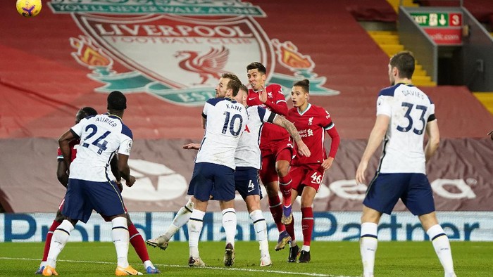 LIVERPOOL, ENGLAND - DECEMBER 16: Roberto Firmino of Liverpool scores their teams second goal during the Premier League match between Liverpool and Tottenham Hotspur at Anfield on December 16, 2020 in Liverpool, England. A limited number of fans (2000) are welcomed back to stadiums to watch elite football across England. This was following easing of restrictions on spectators in tiers one and two areas only. (Photo by Jon Super - Pool/Getty Images)