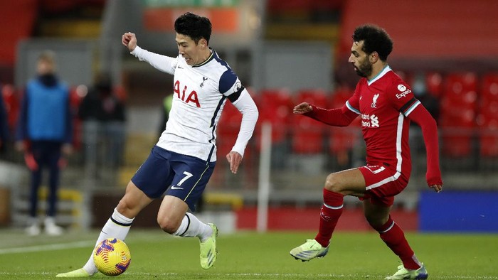 LIVERPOOL, ENGLAND - DECEMBER 16: Son Heung-Min of Tottenham Hotspur battles for possession with Mohamed Salah of Liverpool  during the Premier League match between Liverpool and Tottenham Hotspur at Anfield on December 16, 2020 in Liverpool, England. A limited number of fans (2000) are welcomed back to stadiums to watch elite football across England. This was following easing of restrictions on spectators in tiers one and two areas only. (Photo by Clive Brunskill/Getty Images)