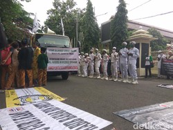 Desak Habib Rizieq Dibebaskan, Massa Gelar Aksi di DPRD Cimahi