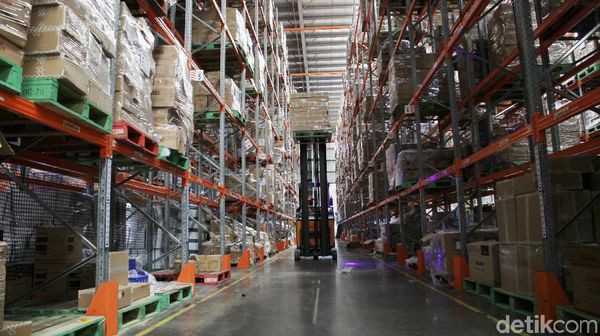 Melihat Gudang E-Commerce Lazada
