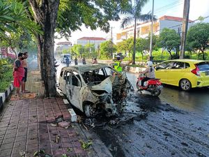 Sebuah Mobil Terbakar Usai Tabrak Pohon di Bali, Pengemudi Terluka