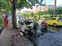 Sebuah Mobil Terbakar Usai Tabrak Pohon di Bali, Pengemudi Terluka