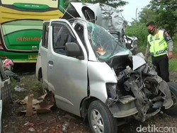 Minibus Seruduk Truk di Tol Cipali, Ringsek Parah-4 Orang Tewas