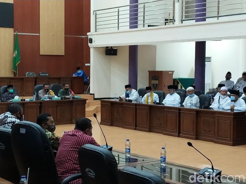 Datangi DPRD Ciamis, Pendukung Habib Rizieq Singgung Pernyataan Mahfud Md Datangi DPRD Ciamis, Pendukung Habib Rizieq Singgung Pernyataan Mahfud Md
