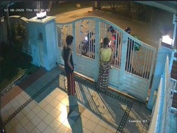 Nyasar dan Ban Kempes, Pengantar Makanan Ini Tetap Gigih Antar Pesanan hingga Larut Malam