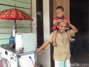 Cerita di Balik Pria Panggul Anak Sambil Kayuh Gerobak Jualan