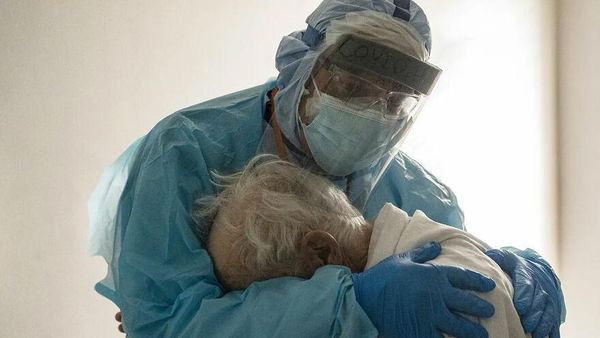 Foto Perjuangan Nakes Tangani COVID-19 Bikin Hati Terenyuh