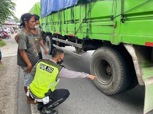 Pemotor Tewas Terlindas Truk Gandeng di Depan Mal Solo Square