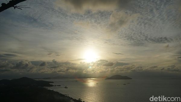 Dramatisnya Matahari Terbenam di Barat Tanah Borneo