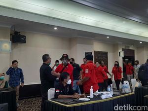 Penundaan Hasil Rekapitulasi Pilwali Surabaya Diwarnai Protes Penundaan Hasil Rekapitulasi Pilwali Surabaya Diwarnai Protes