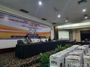 Gagal Diumumkan, Rekapitulasi Pilwali Surabaya Dilanjut di Hari Ketiga Gagal Diumumkan, Rekapitulasi Pilwali Surabaya Dilanjut di Hari Ketiga