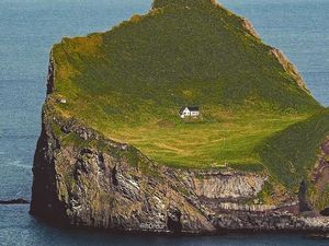 Penampakan Rumah Paling Sepi di Dunia, Tak Berpenghuni & Dikelilingi Laut