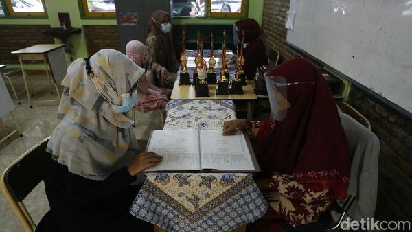 Sekolah di Bogor Terapkan Prokes Saat Pembagian Raport