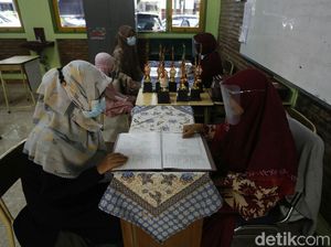 Sekolah di Bogor Terapkan Prokes Saat Pembagian Raport
