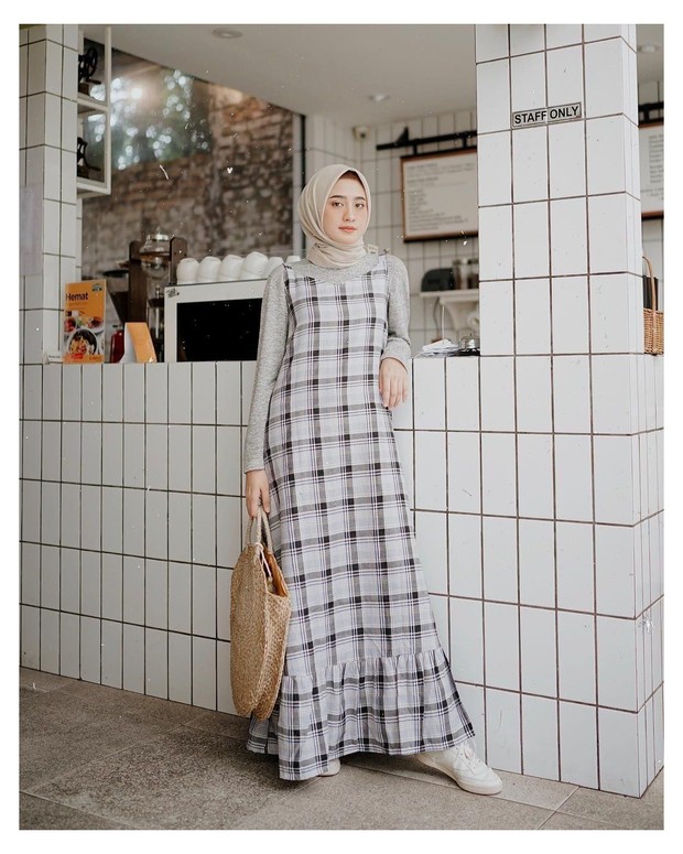 Slip dress kotak-kotak ruffle