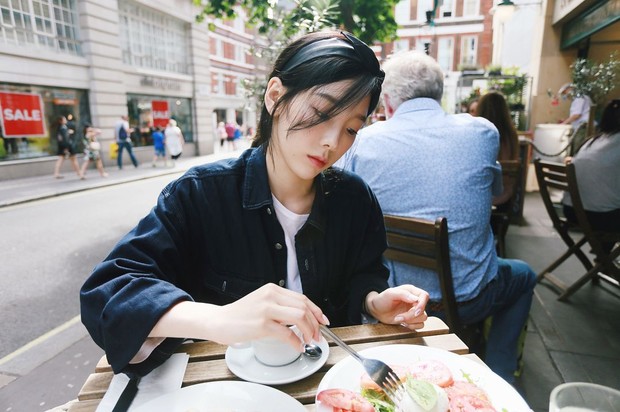 Taeyeon SNSD/ Foto: Instagram.com/taeyeon_ss style rambut dengan aksesori ala Taeyeon SNSD