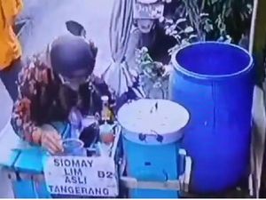 Penjual Siomay yang Ludahi Dagangan Minta Maaf Tapi Justru Disemprot Netizen Penjual Siomay yang Ludahi Dagangan Minta Maaf Tapi Justru Disemprot Netizen