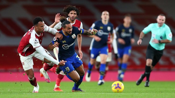 LONDON, ENGLAND - DECEMBER 16: Gabriel of Arsenal is shown a second yellow card and sent off after this challenge on Theo Walcott of Southampton during the Premier League match between Arsenal and Southampton at Emirates Stadium on December 16, 2020 in London, England. The match will be played without fans, behind closed doors as a Covid-19 precaution. (Photo by Clive Rose/Getty Images)