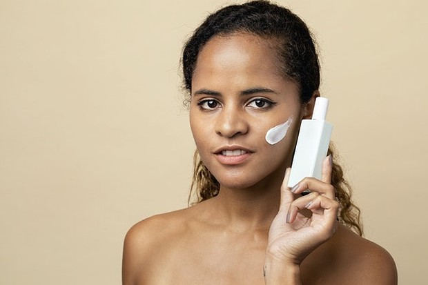 Sunscreen atau tabir surya salah satu perawatan kulit yang paling penting untuk diaplikasikan ke kulit.