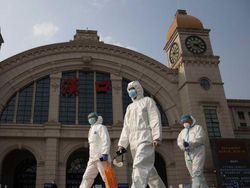 Warga Wuhan Kenang Setahun Kematian Dokter Whistle Blower Virus Corona
