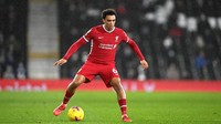 Trent Alexander-Arnold dipilih menjadi bek kanan terbaik. Ia menyumbangkan 13 assist saat Liverpool menjuarai Liga Inggris musim lalu. Foto: (Getty Images/Mike Hewitt)