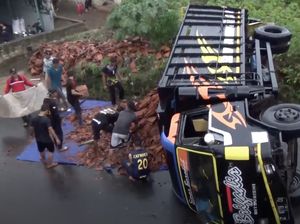 Tak Kuat Menanjak, Truk Angkut Genteng Terguling di Purwakarta