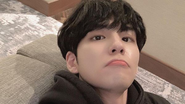 10 Potret Selfie Wonpil DAY6, Ekspresinya Khas Banget!