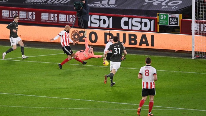 SHEFFIELD, ENGLAND - DECEMBER 17: David McGoldrick of Sheffield United scores their sides first goal past Dean Henderson of Manchester United during the Premier League match between Sheffield United and Manchester United at Bramall Lane on December 17, 2020 in Sheffield, England. The match will be played without fans, behind closed doors as a Covid-19 precaution.  (Photo by Laurence Griffiths/Getty Images)