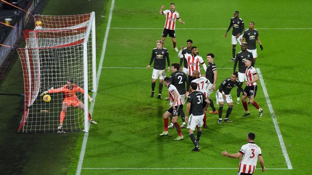 SHEFFIELD, ENGLAND - DECEMBER 17: David McGoldrick of Sheffield United scores their sides second goal past Dean Henderson of Manchester United during the Premier League match between Sheffield United and Manchester United at Bramall Lane on December 17, 2020 in Sheffield, England. The match will be played without fans, behind closed doors as a Covid-19 precaution.  (Photo by Laurence Griffiths/Getty Images)