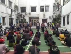 Polisi: Massa Aksi 1812 di Tangsel Ada yang Bawa Bendera Pecinta HRS