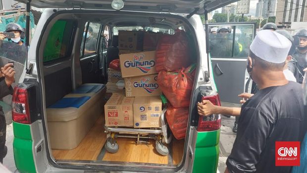 Polisi mengamankan ambulans dan satu unit mobil yang membawa logistik untuk aksi 1812. Ambulans tersebut diamankan di sekitar Tanah Abang. cnn indonesia/thohirin