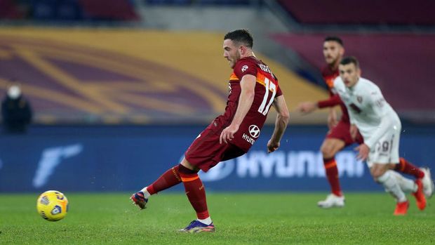 ROME, ITALY - DECEMBER 17: Jordan Veretout of Roma scores their sides second goal from the penalty spot during the Serie A match between AS Roma and Torino FC at Stadio Olimpico on December 17, 2020 in Rome, Italy. The match will be played without fans, behind closed doors as a Covid-19 precaution.  (Photo by Paolo Bruno/Getty Images)