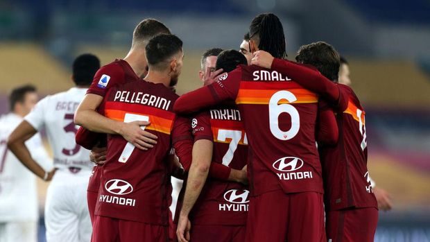 ROME, ITALY - DECEMBER 17: Henrikh Mkhitaryan of Roma celebrates with team mates after scoring their sides first goal during the Serie A match between AS Roma and Torino FC at Stadio Olimpico on December 17, 2020 in Rome, Italy. The match will be played without fans, behind closed doors as a Covid-19 precaution.  (Photo by Paolo Bruno/Getty Images)