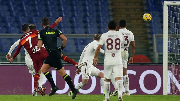 ROME, ITALY - DECEMBER 17: Lorenzo Pellegrini of Roma scores their sides third goal during the Serie A match between AS Roma and Torino FC at Stadio Olimpico on December 17, 2020 in Rome, Italy. The match will be played without fans, behind closed doors as a Covid-19 precaution.  (Photo by Paolo Bruno/Getty Images)
