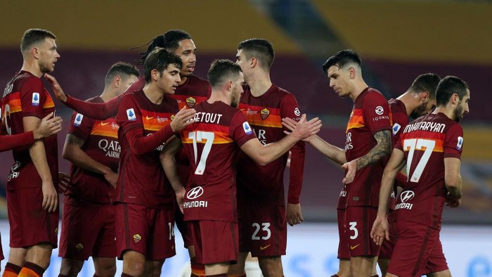 ROME, ITALY - DECEMBER 17: Jordan Veretout of Roma celebrates with team mates after scoring their sides second goal during the Serie A match between AS Roma and Torino FC at Stadio Olimpico on December 17, 2020 in Rome, Italy. The match will be played without fans, behind closed doors as a Covid-19 precaution.  (Photo by Paolo Bruno/Getty Images)
