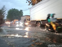 Banjir Melanda Jalan Brebek Industri di Sidoarjo, Banyak Motor Mogok