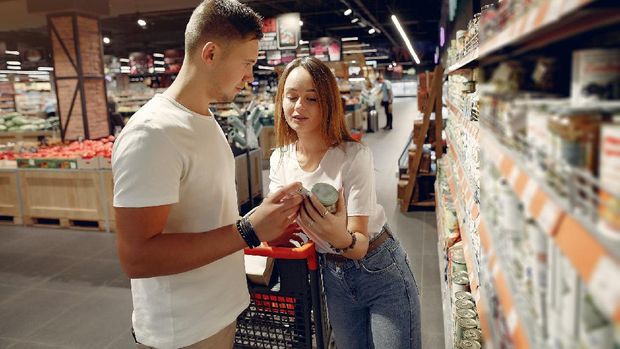 Coba kamu perhatikan kebutuhan rumah apa yang sudah habis, kalau ada yang sudah habis kamu bisa mengajak dia untuk belanja bersama.