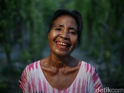 Melihat Kebiasaan Anak-anak hingga Lansia Doyan Nyirih Pinang di Malaka