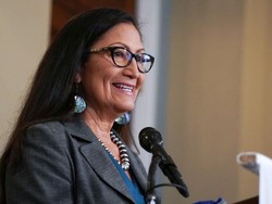 Biden Calonkan Perempuan Suku Asli Amerika sebagai Menteri Dalam Negeri