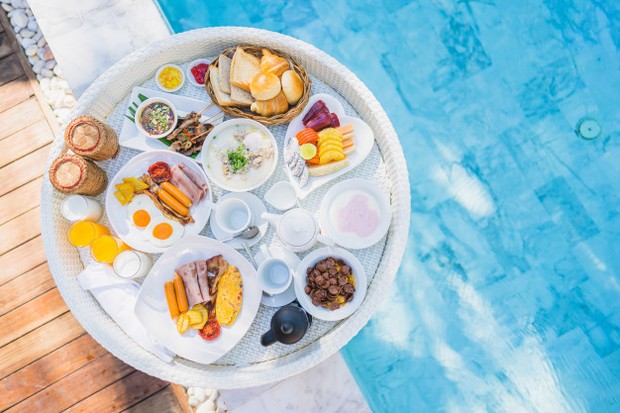 Floating Breakfast / freepik.com (lifeforstock) Floating breakfast memberikan sensasi baru dalam menyantap sarapan