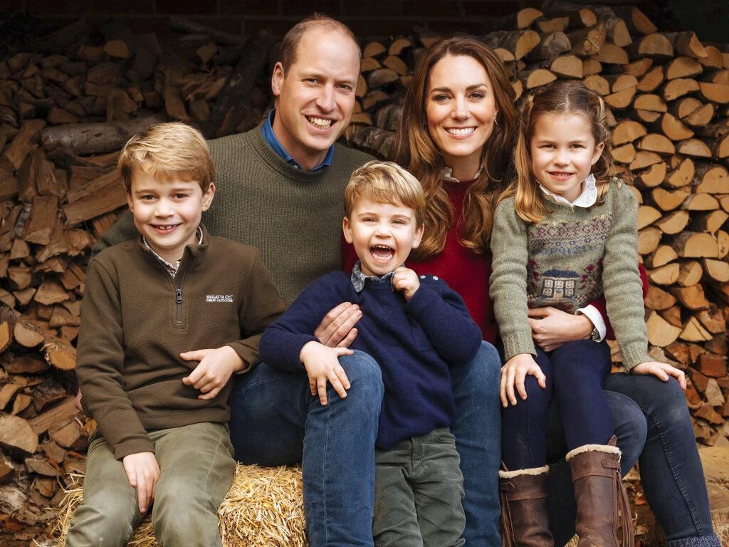 Gaya Sederhana Keluarga William-Kate, Foto di Tumpukan Kayu untuk Natal 2020