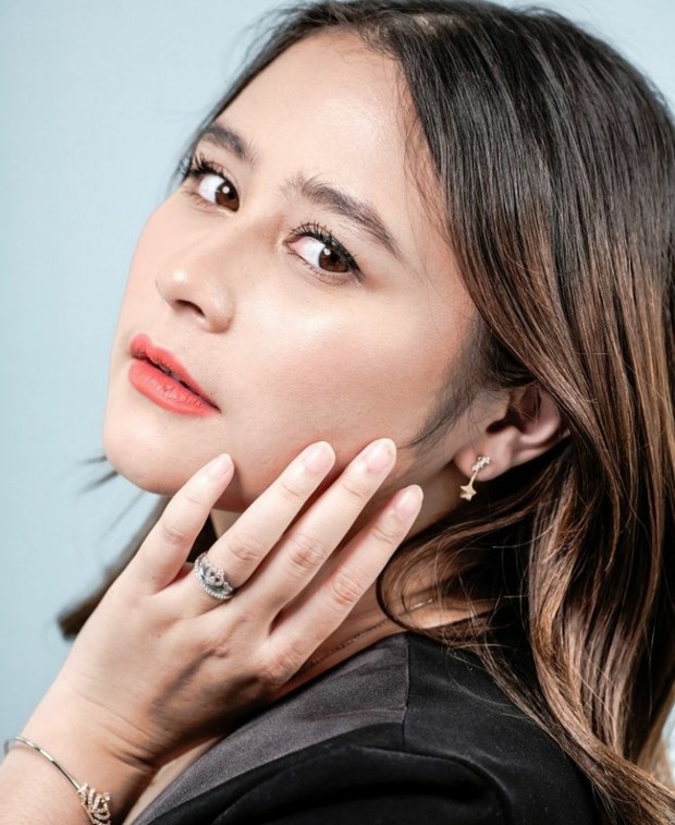 Foto:Prilly Latuconsina/instagram.com/prillylatuconsina96/ Honor Pertama Artis Indonesia