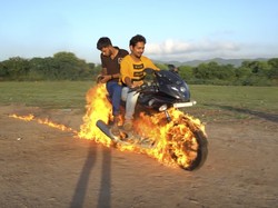 Kepingin Jadi Ghost Rider, Youtuber Sengaja Bakar Motornya Lalu Dinaikin