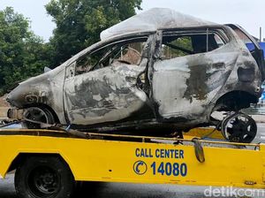 Penampakan Bangkai Mobil yang Terbakar di Exit Tol Sragen