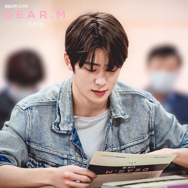 Jaehyun tengah membaca naskah