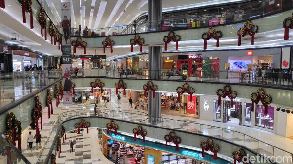 Foto : Jelang Nataru, Mal Ini Dipenuhi Ornamen Natal
