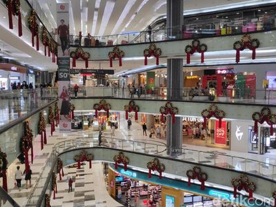Foto : Jelang Nataru, Mal Ini Dipenuhi Ornamen Natal